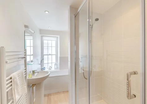 Bedroom #1 en-suite bathroom at Lobster's Loft, Appledore
