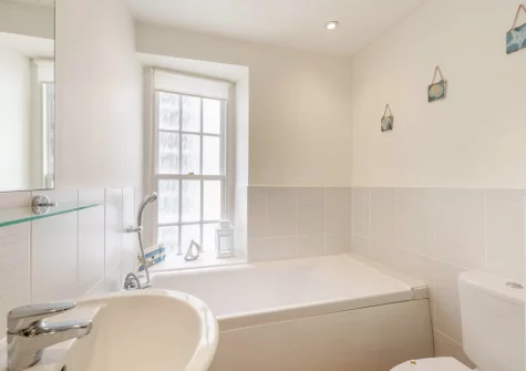 Bedroom #1 en-suite bathroom at Lobster's Loft, Appledore