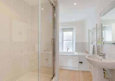 Bedroom #2 en-suite bathroom at Lobster's Loft, Appledore