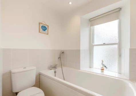 Bedroom #2 en-suite bathroom at Lobster's Loft, Appledore