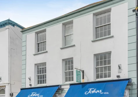 Lobster's Loft is a top-floor apartment situated right in the heart of the charming town of Appledore