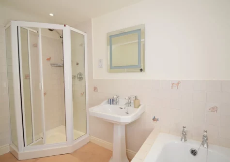 The bathroom at Long Cottage, Trelights