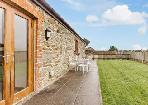 The patio, barbecue, alfresco dining area & garden at Long Horn Barn, Launceston