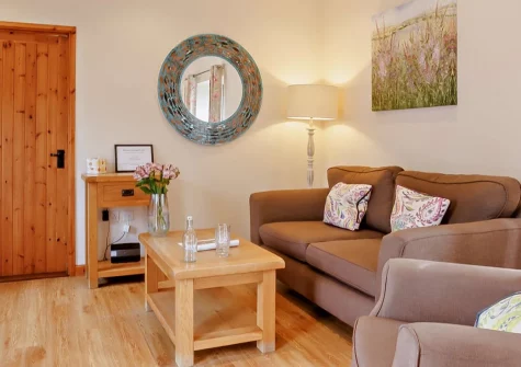 Long Horn Barn, Launceston is a superb single-level barn conversion set in peaceful countryside, featuring underfloor heating, a private patio with barbecue, and easy access to both Devon and Cornwall's stunning coasts, moors, and attractions.