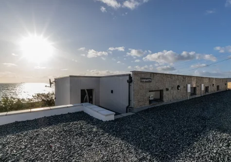 Longitude 5° W is a stunning, architect-designed, contemporary home in Porthleven