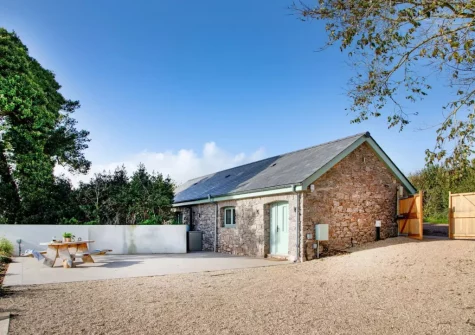 Longpark Linhay is a stylish two-bedroom barn conversion located in the quiet hamlet of Compton
