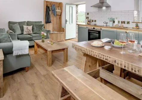 Longpark Linhay, Compton is a peaceful barn conversion near Marldon with sweeping countryside views, a bright open-plan living space, private outdoor seating, and easy access to Devon's beaches, market towns and coastal attractions, ideal for all.