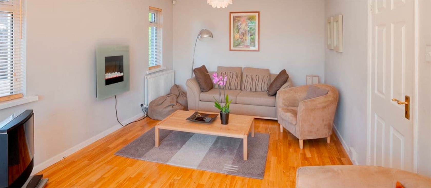 Lott's View is a lovely detached house set on Roundham Head between Paignton Harbour and Goodrington Beach. You can walk to the harbour in five minutes and onto Paignton centre with its wide variety of attractions and amenities.