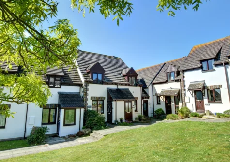 Lowen Cottage is an an appealing contemporary cottage with wonderful countryside views