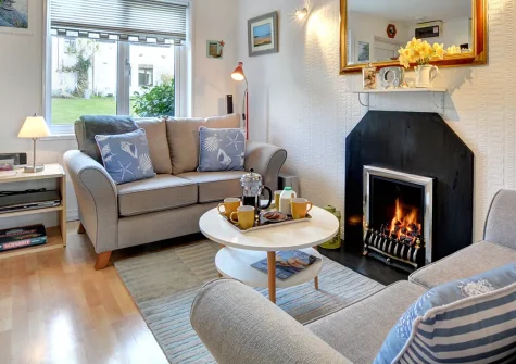 Lowen Cottage, Padstow is a charming 2-bedroom contemporary retreat in a quiet cul-de-sac, positioned to explore North Cornwall's spectacular coast and countryside. Offering picturesque views and modern amenities, ideal for families and friends.