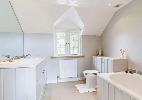 Bedroom #1 en-suite Jack 'n Jill bathroom at Lower Cannington Cottage, Witheridge