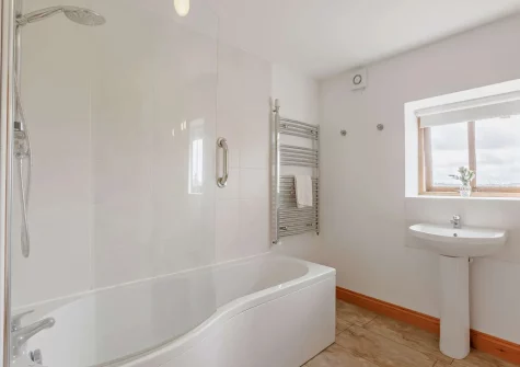 The bathroom at Lower Chasty Barn, Holsworthy