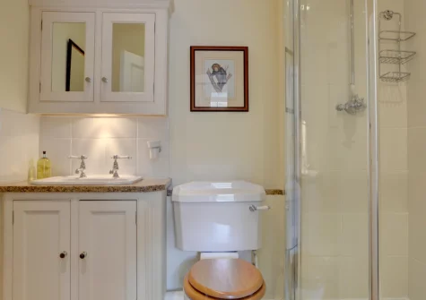 Bedroom #1 en-suite bathroom at Lower Dean Farm, Parracombe