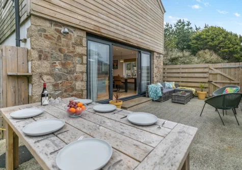 The enclosed patio, barbecue alfresco dining & sitting area at Lukes Barn, Mawla