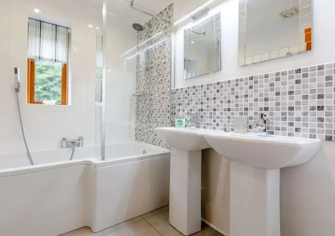 The bathroom at Lulworth House, Raymond's Hill