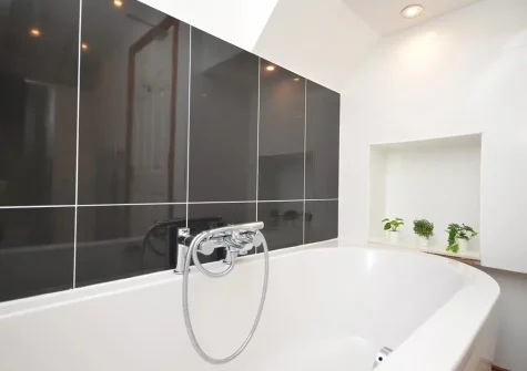 The second bathroom at Lulworth House, Raymond's Hill