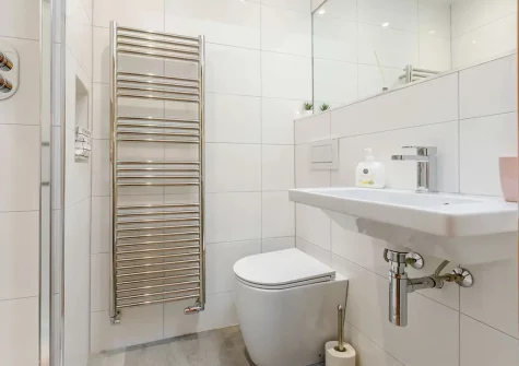 The second bathroom at Lulworth House, Raymond's Hill