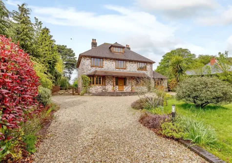Lulworth House is set in an acre of enclosed garden with suntrap courtyard great for outside games, dining or sunbathing
