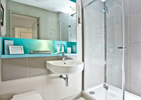 Bedroom #1 en-suite at Luna Blue, Tre Lowen, Newquay