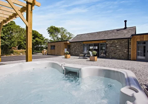 The hot tub at Lutsford Farm Barn, Bursdon