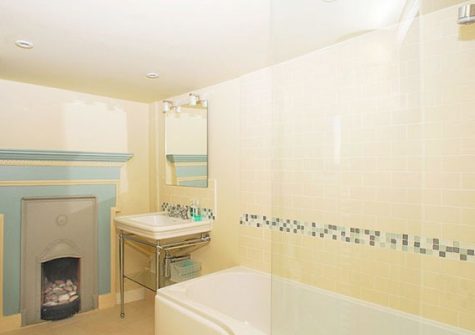 The bathroom @ Lyndale Cottage, Kingsand