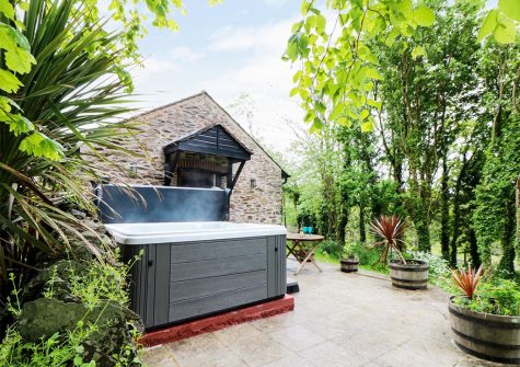 The jacuzzi & sunny patio at Lynher Cottage, Hatt