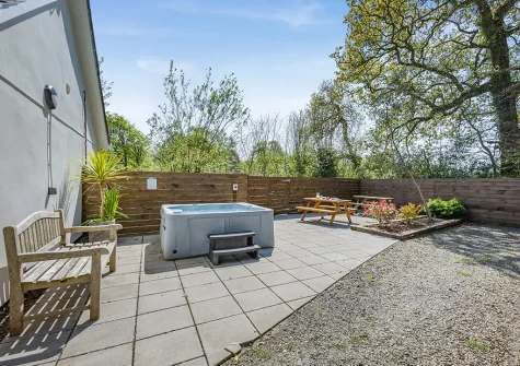 The patio, hot tub & alfresco dining area at Magnolia, Bush
