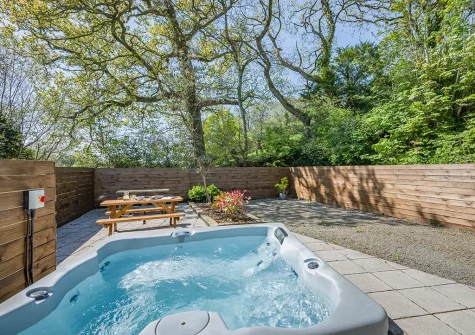 The hot tub, patio & alfresco dining area at Magnolia, Bush