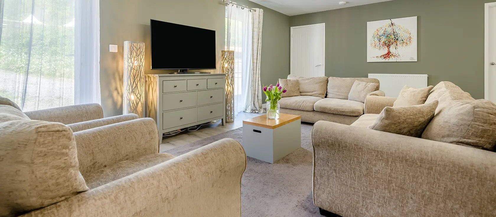 Magnolia, Bush is a spacious family bungalow in peaceful Strat Valley near Bude. Enjoy three comfortable bedrooms, private hot tub, and easy access to Cornwall's stunning beaches and attractions. Perfect for creating unforgettable family memories.