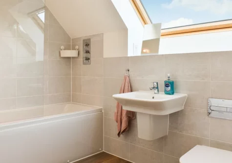 The bathroom at Magnolia Cottage, Appledore