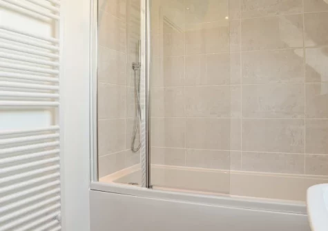 The bathroom at Magnolia Cottage, Appledore