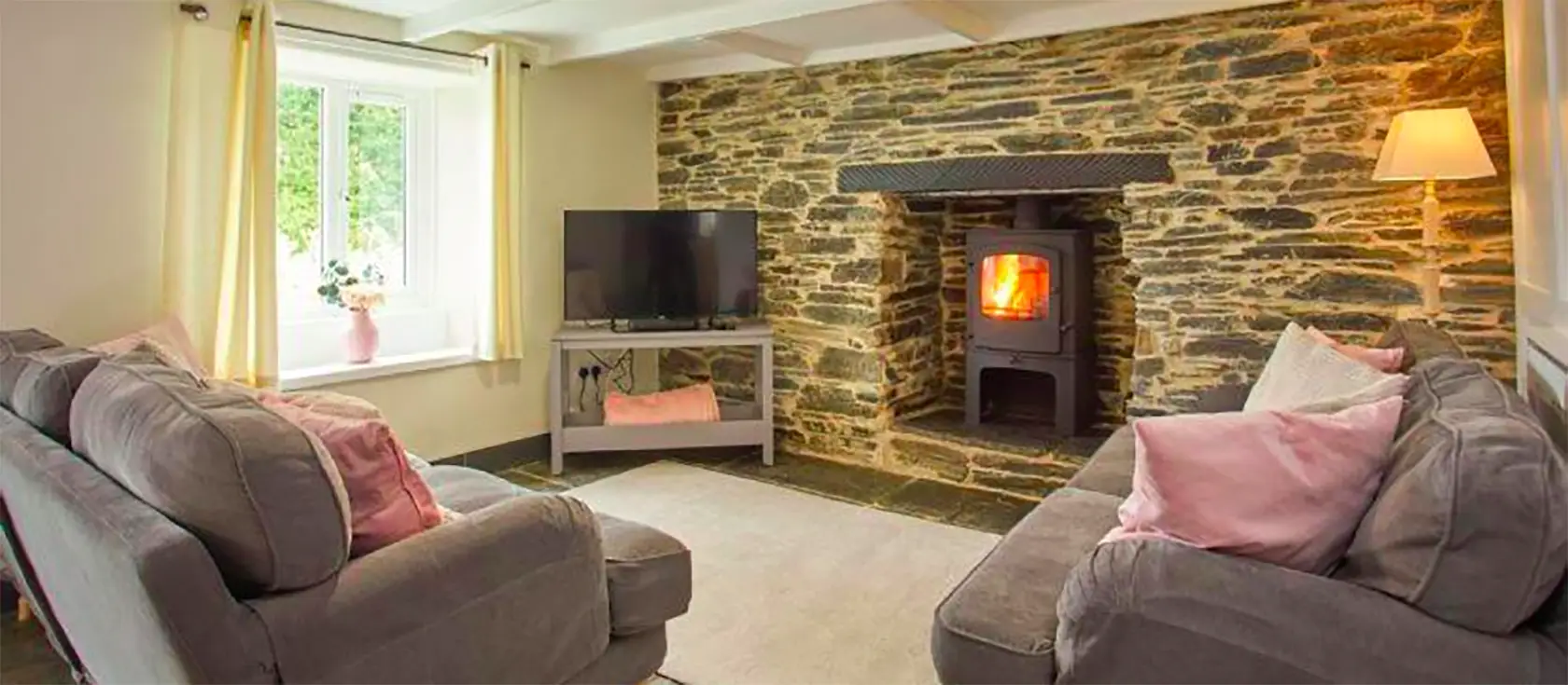 Magpie Cottage, St Teath is a renovated cottage with original features & three ensuite bedrooms. Modern kitchen, dining room with woodburner, snug & large private garden with sunny terrace & parking. Close to beaches, cafe, pub & Port Isaac attractions.