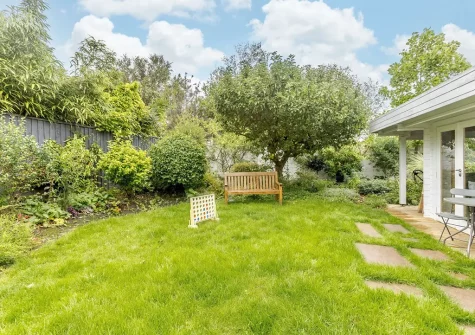 The garden, outdoor sitting area & garden studio at Maisie's, Appledore