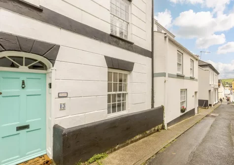 Maisie's is a superb family retreat with a large fully enclosed rear garden, a rarity for Appledore