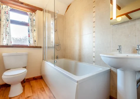 The bathroom at Mallard Cottage, Tregolds