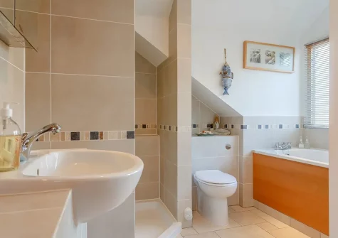 The bathroom at March House, Wembury