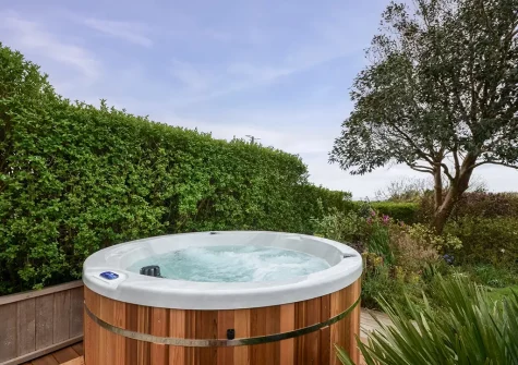 The hot tub at March House, Wembury