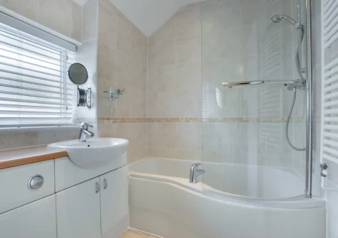 The bathroom at Mariners II, Porthleven