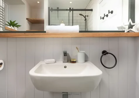 The shower room at Maris Cottage, St Agnes