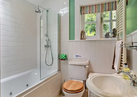 The bathroom at Marks Cottage, Buck's Mills