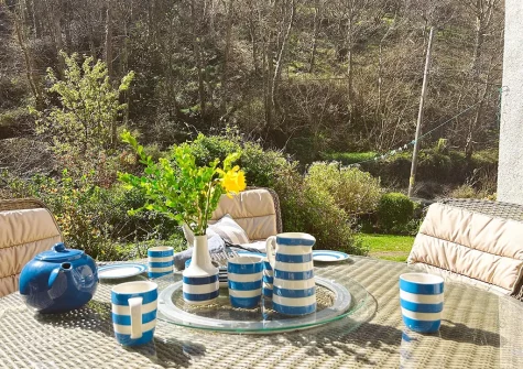 The alfresco dining area & rear garden at Marks Cottage, Buck's Mills
