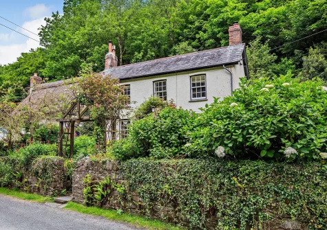Marks Cottage is located within an Area of Outstanding Natural Beauty and surrounded by National Trust woodland