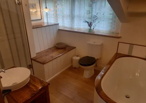 Bedroom #1 en-suite bathroom at Master Shipwrights House, Penpol
