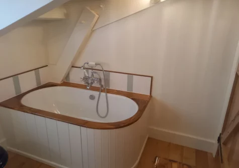 Bedroom #1 en-suite bathroom at Master Shipwrights House, Penpol