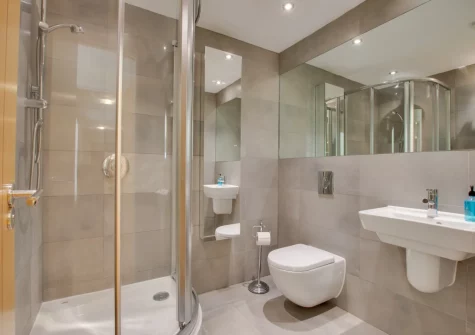 Bedroom ¬£1 en-suite shower room at Masts B5, Torquay