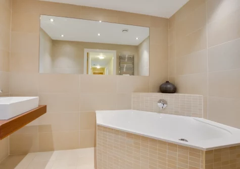 The bathroom at Masts B5, Torquay
