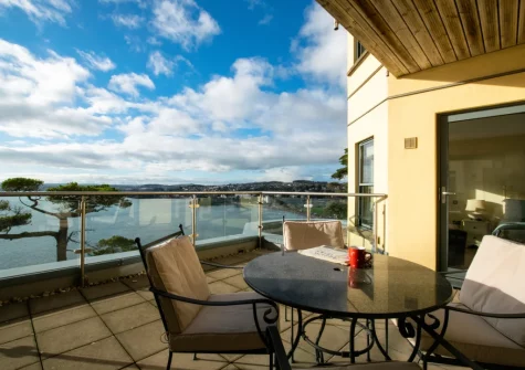 The balcony & alfresco dining area at Masts B5, Torquay
