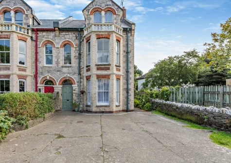 Mayfield is a three-storey holiday home in the Victorian seaside town of Ilfracombe