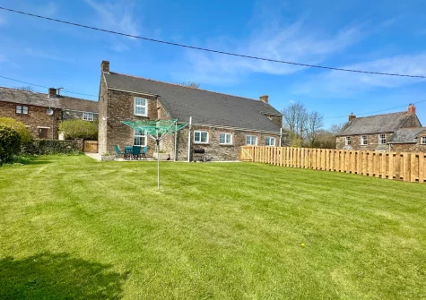 The enclosed lawned garden at Meadow Cottage at Cannalidgey Farm, St Issey
