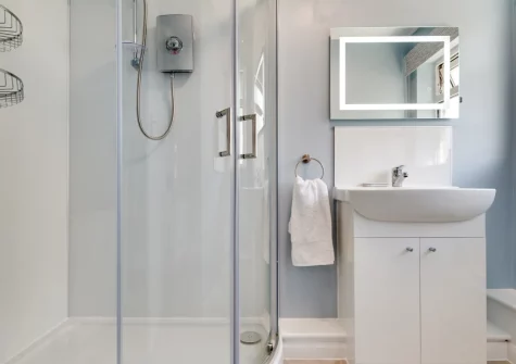 The shower room at Meadowsweet, Looe
